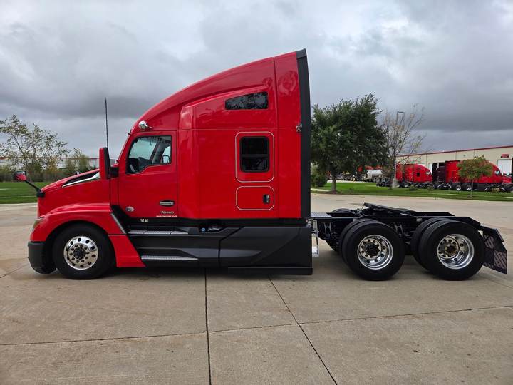 2023 Kenworth T680 76" Raised Roof Sleeper, exterior photo 4