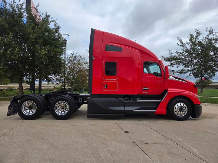 2023 Kenworth T680 76" Raised Roof Sleeper, exterior photo 5