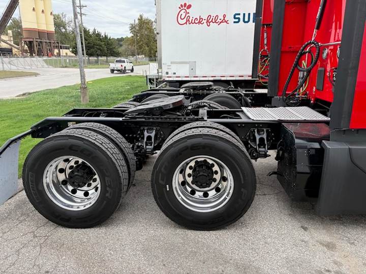 2023 Kenworth T680 76" Raised Roof Sleeper, exterior photo 4