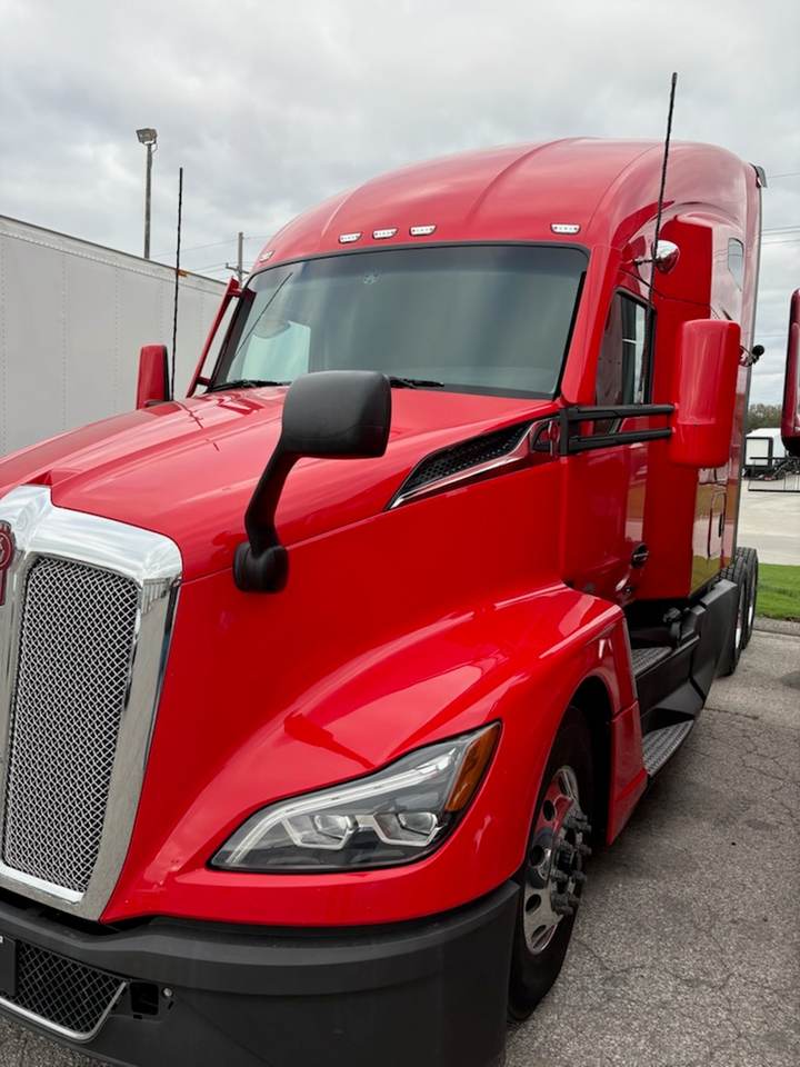 2023 Kenworth T680 76" Raised Roof Sleeper, exterior photo 5