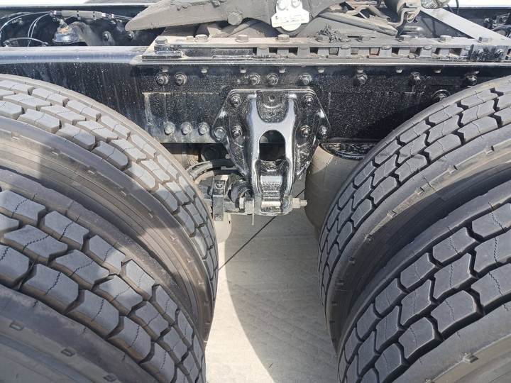 2023 Kenworth T680 76" Raised Roof Sleeper, interior photo 3