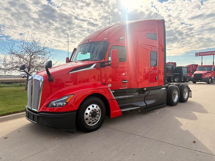 2023 Kenworth T680 76" Raised Roof Sleeper, exterior photo 3