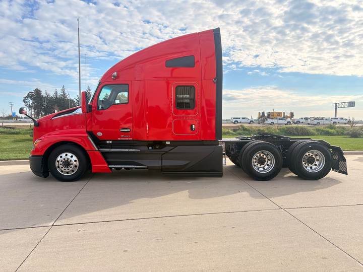 2023 Kenworth T680 76" Raised Roof Sleeper, exterior photo 4