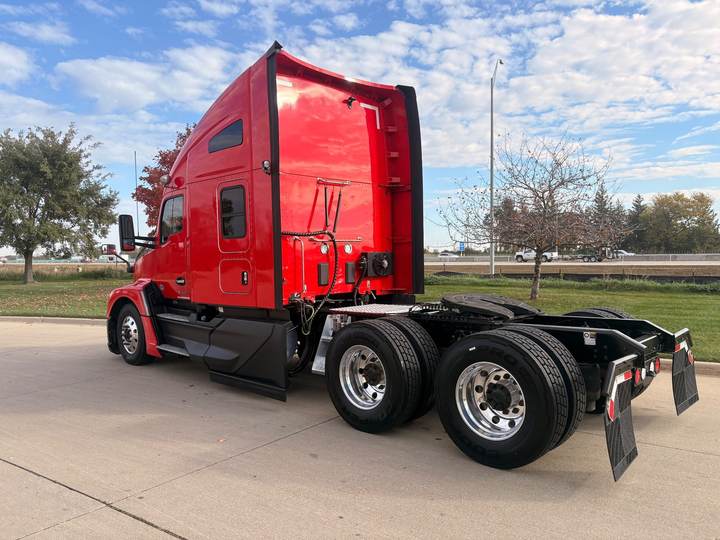 2023 Kenworth T680 76" Raised Roof Sleeper, exterior photo 5