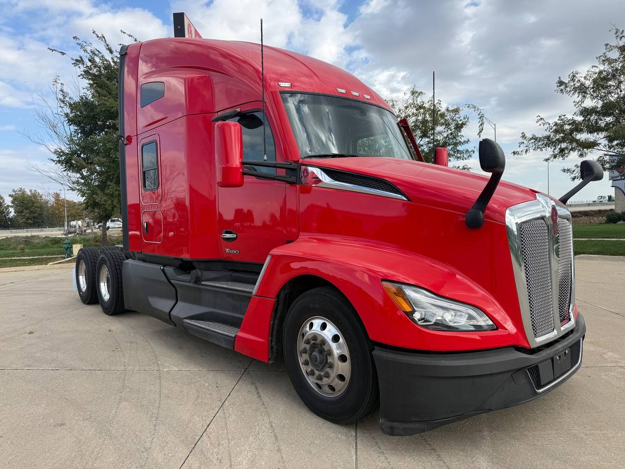 2023 Kenworth T680 76" Raised Roof Sleeper, exterior photo 1