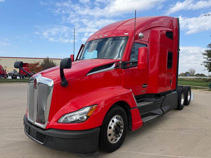 2023 Kenworth T680 76" Raised Roof Sleeper, exterior photo 2