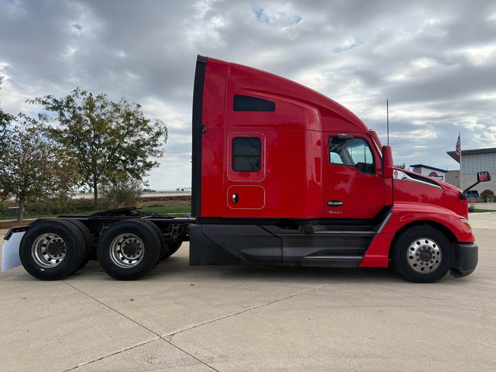 2023 Kenworth T680 76" Raised Roof Sleeper, exterior photo 4