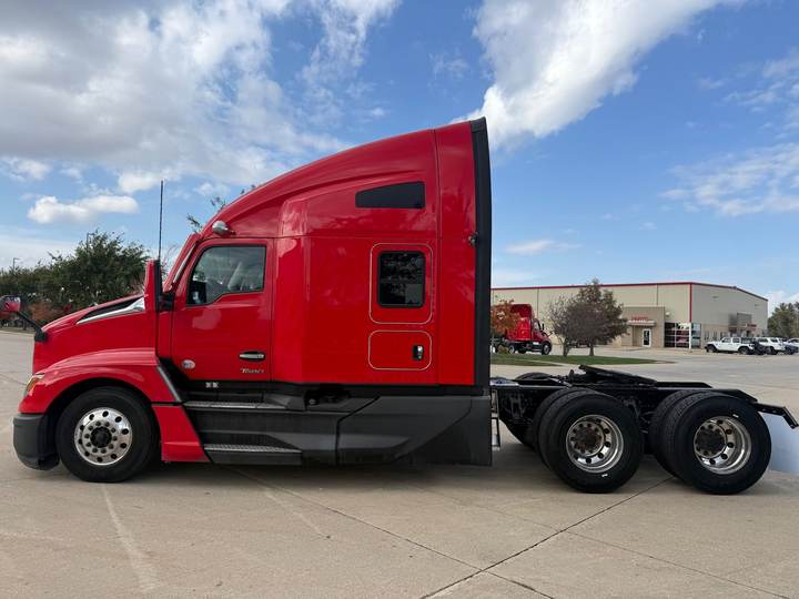 2023 Kenworth T680 76" Raised Roof Sleeper, exterior photo 5