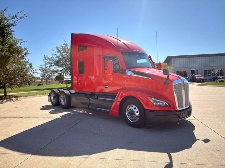 2023 Kenworth T680 76" Raised Roof Sleeper, exterior photo 1