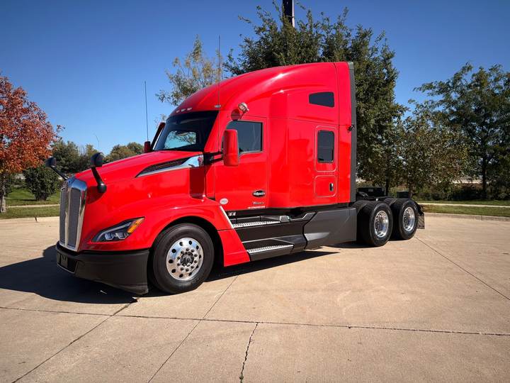 2023 Kenworth T680 76" Raised Roof Sleeper, exterior photo 3