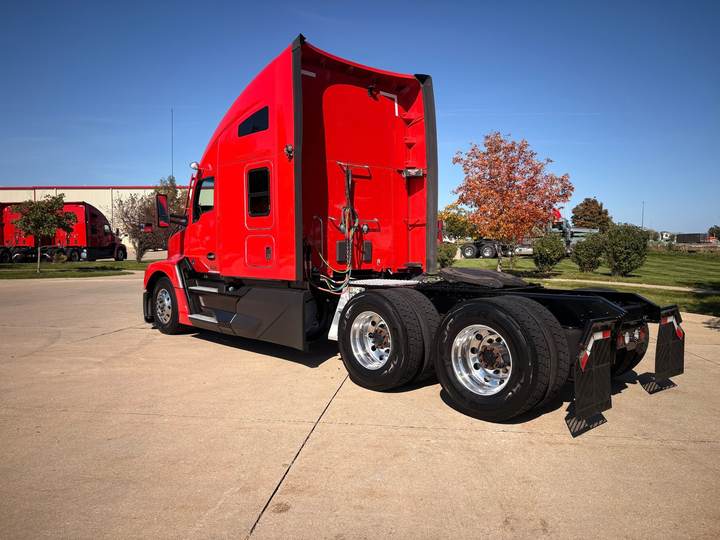 2023 Kenworth T680 76" Raised Roof Sleeper, exterior photo 5