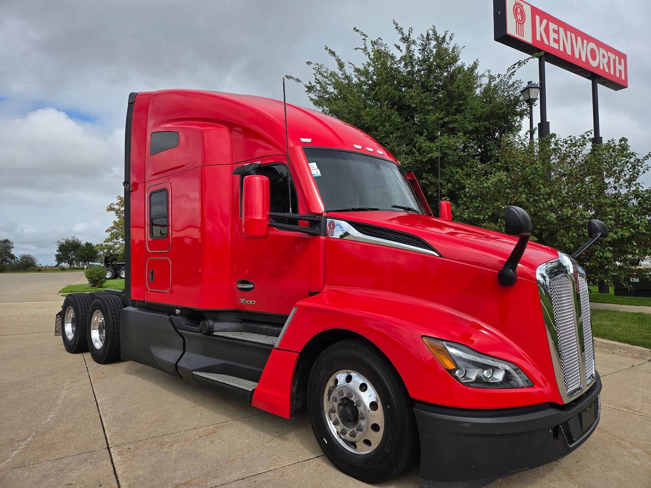 2023 Kenworth T680 76" Raised Roof Sleeper, exterior photo 1