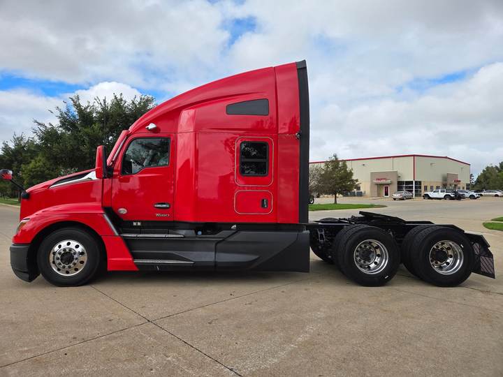 2023 Kenworth T680 76" Raised Roof Sleeper, exterior photo 5