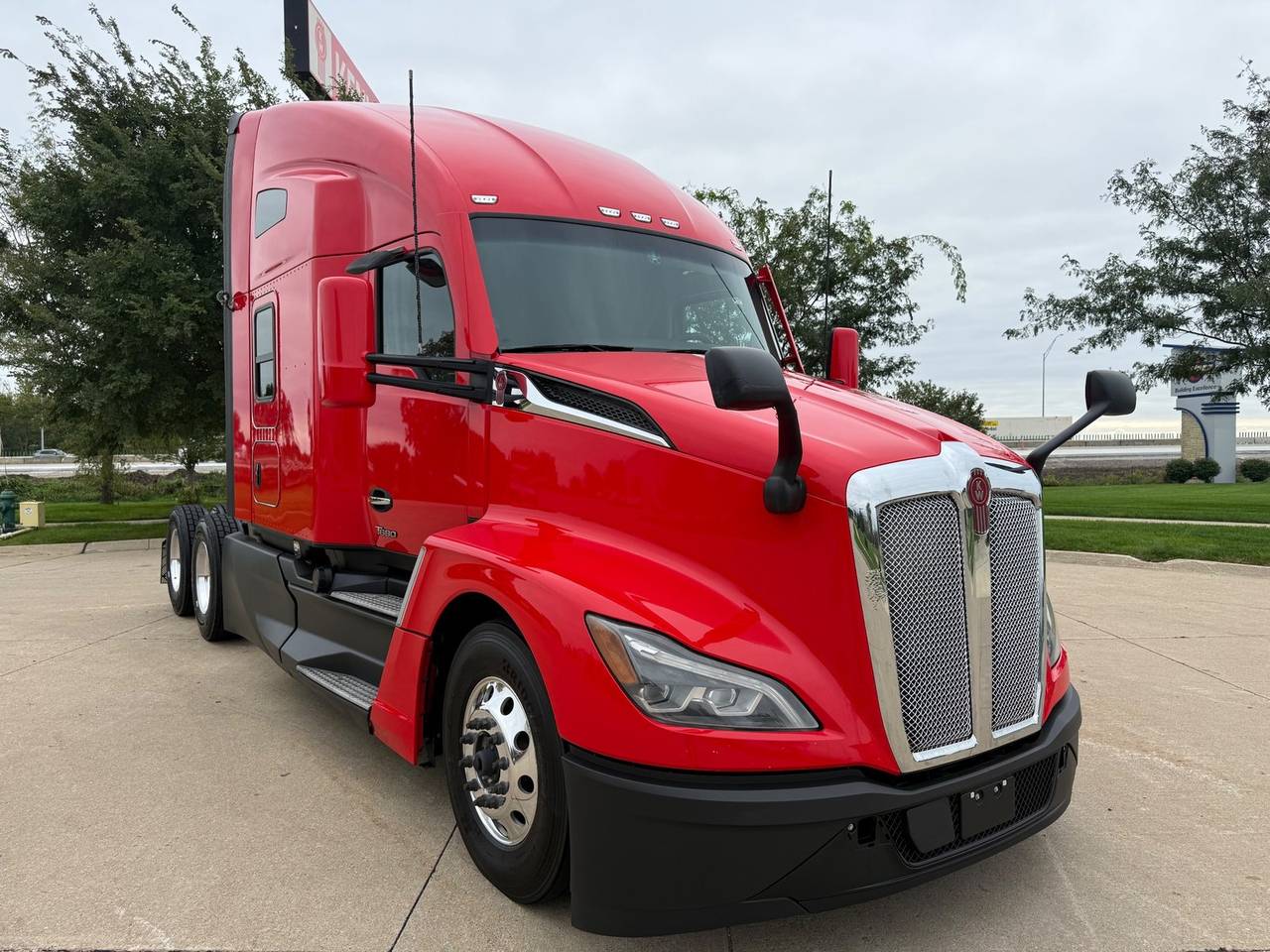 2023 Kenworth T680 76" Raised Roof Sleeper, exterior photo 1