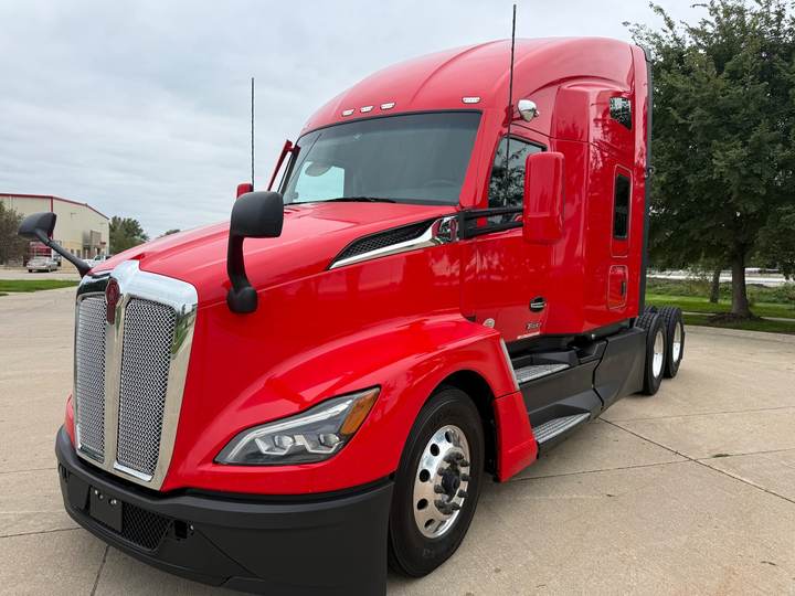 2023 Kenworth T680 76" Raised Roof Sleeper, exterior photo 2