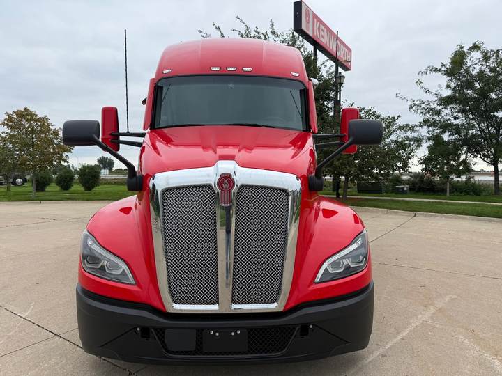 2023 Kenworth T680 76" Raised Roof Sleeper, exterior photo 4