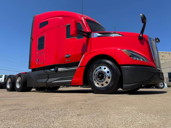 2023 Kenworth T680 76" Raised Roof Sleeper, exterior photo 4