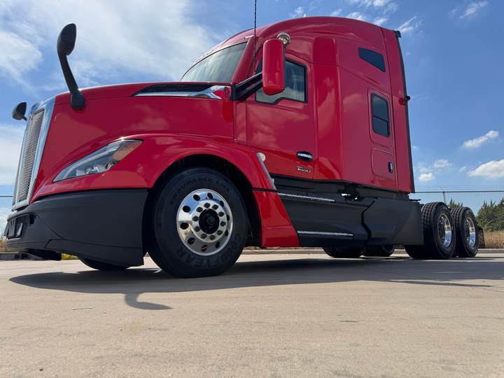 2023 Kenworth T680 76" Raised Roof Sleeper, exterior photo 4