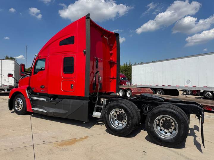 2023 Kenworth T680 76" Raised Roof Sleeper, exterior photo 6