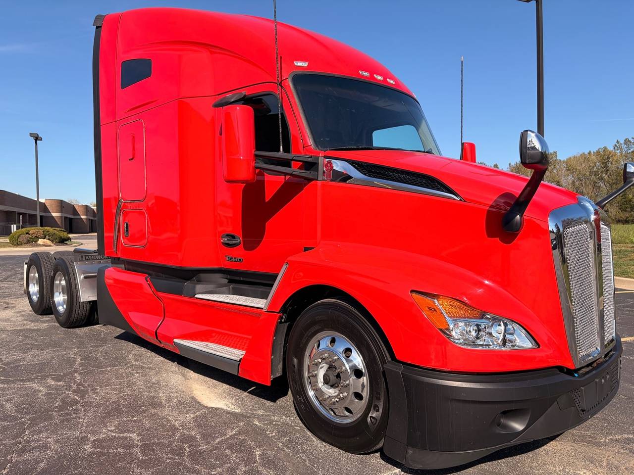 2023 Kenworth T680 76" Raised Roof Sleeper, exterior photo 1