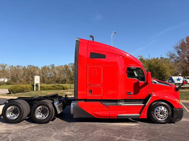2023 Kenworth T680 76" Raised Roof Sleeper, exterior photo 3