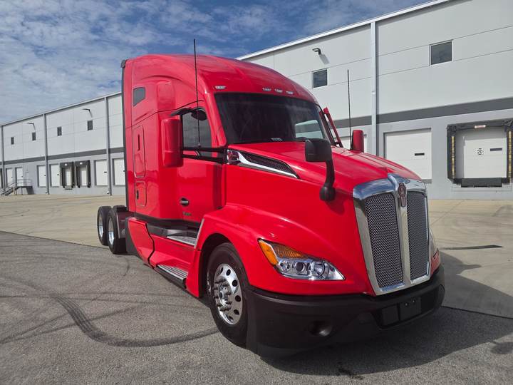 2023 Kenworth T680 76" Raised Roof Sleeper, exterior photo 1