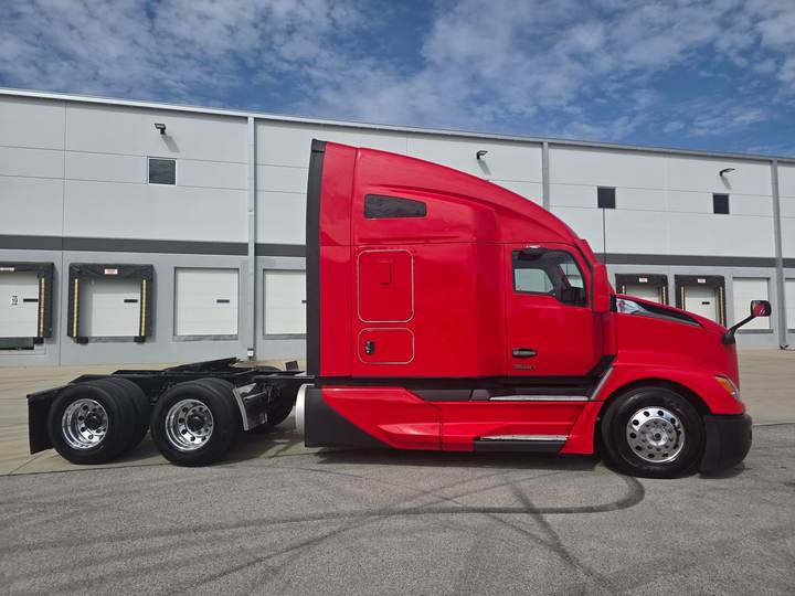 2023 Kenworth T680 76" Raised Roof Sleeper, exterior photo 2