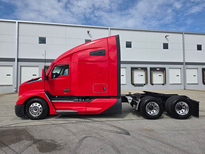 2023 Kenworth T680 76" Raised Roof Sleeper, exterior photo 7