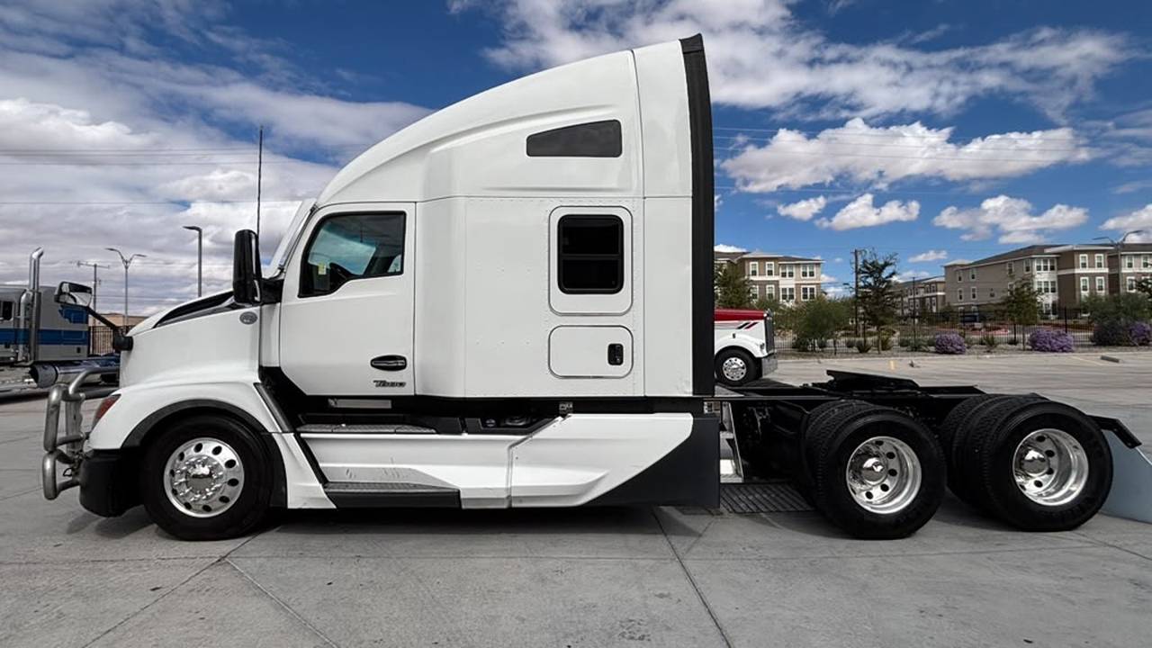 2023 Kenworth T680 76" Raised Roof Sleeper, exterior photo 2