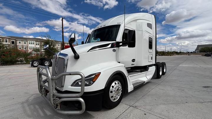 2023 Kenworth T680 76" Raised Roof Sleeper, exterior photo 4