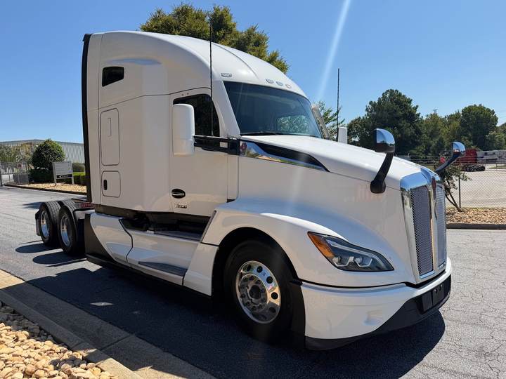 2023 Kenworth T680 76" Raised Roof Sleeper, exterior photo 1