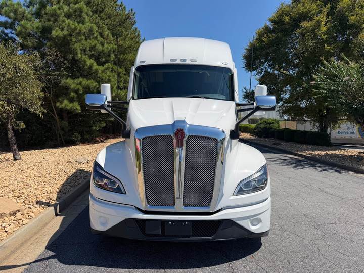 2023 Kenworth T680 76" Raised Roof Sleeper, exterior photo 3