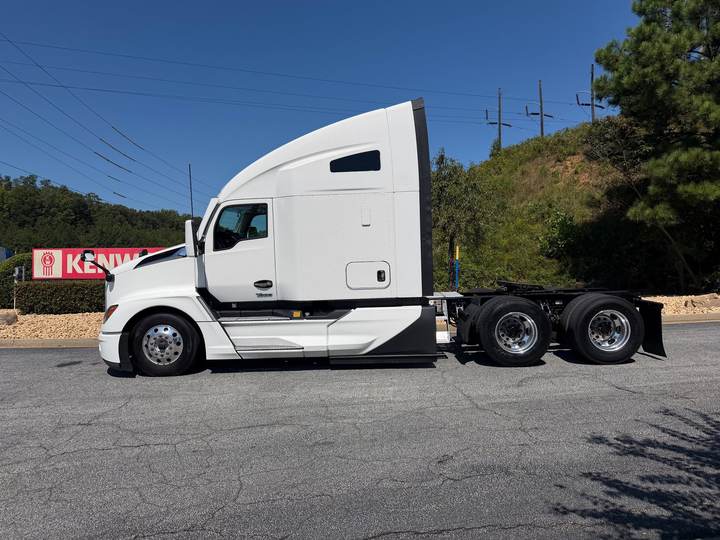 2023 Kenworth T680 76" Raised Roof Sleeper, exterior photo 4