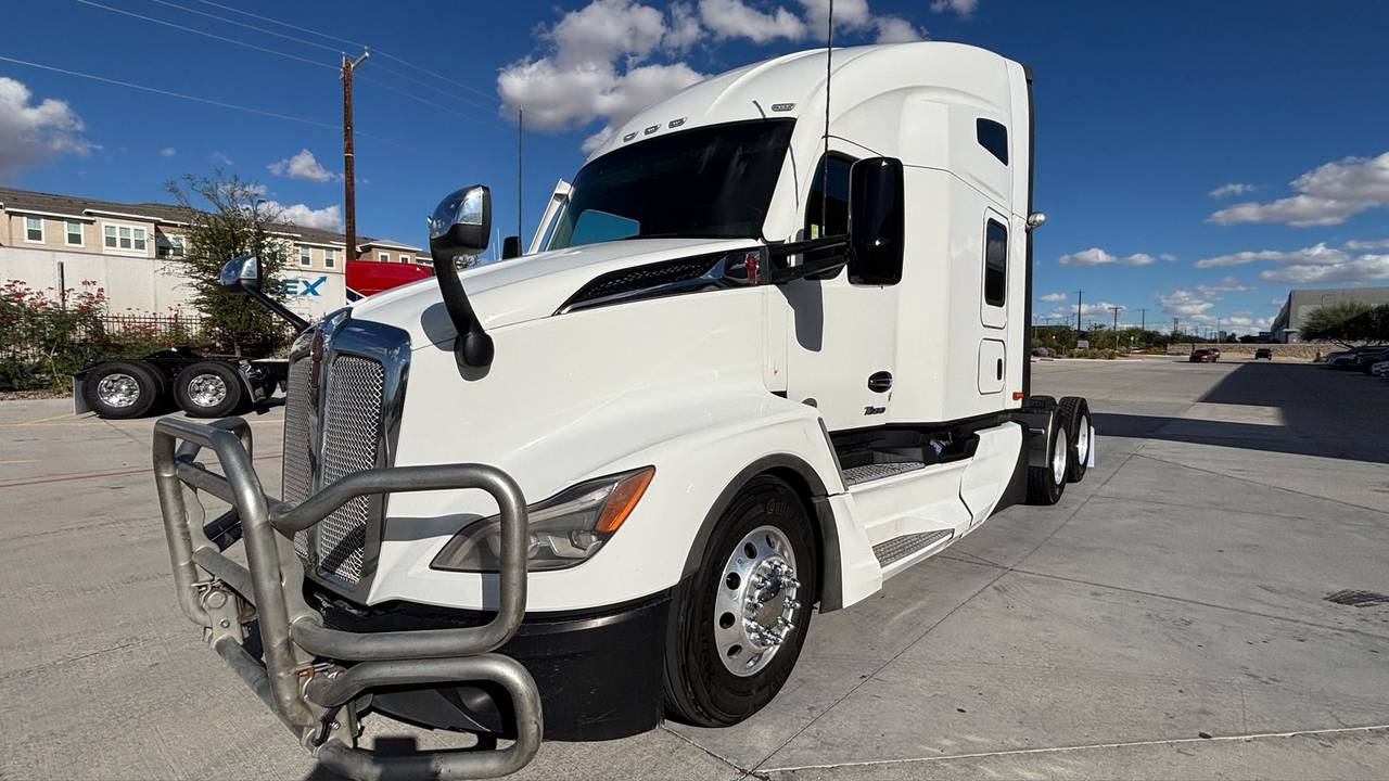 2023 Kenworth T680 76" Raised Roof Sleeper, exterior photo 2