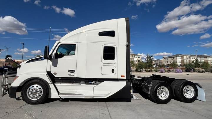 2023 Kenworth T680 76" Raised Roof Sleeper, exterior photo 3