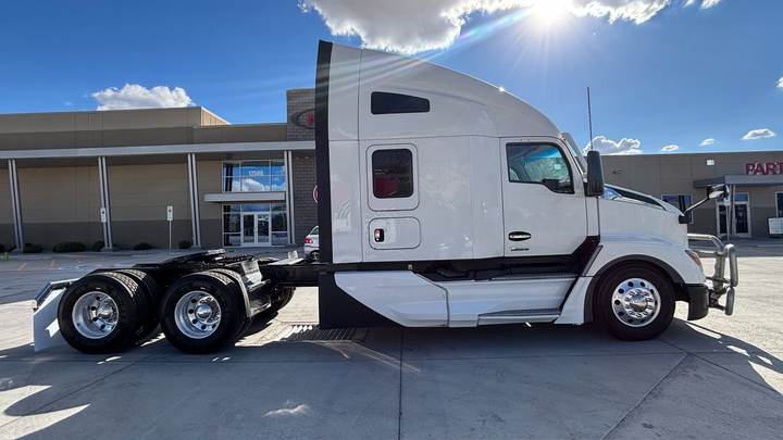 2023 Kenworth T680 76" Raised Roof Sleeper, exterior photo 4