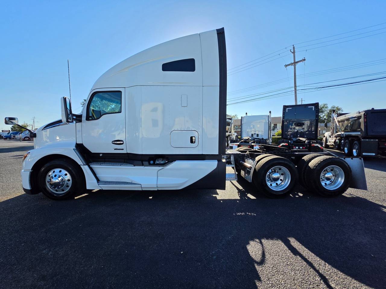 2023 Kenworth T680 76" Raised Roof Sleeper, exterior photo 3