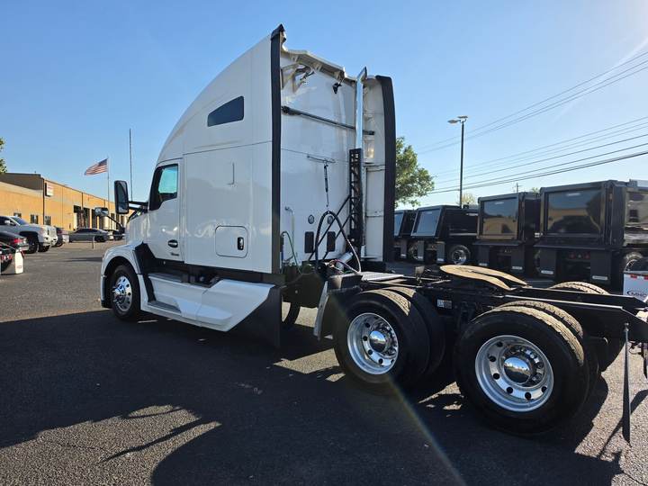2023 Kenworth T680 76" Raised Roof Sleeper, exterior photo 4