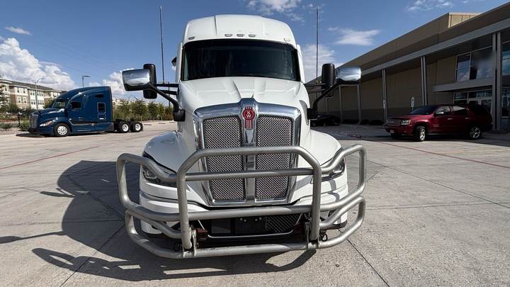 2023 Kenworth T680 76" Raised Roof Sleeper, exterior photo 3