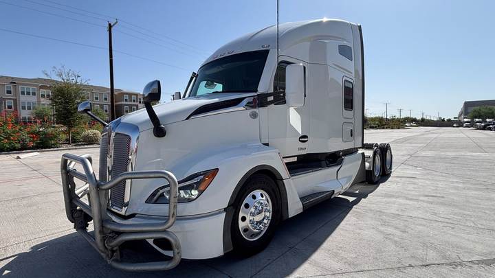 2023 Kenworth T680 76" Raised Roof Sleeper, exterior photo 2