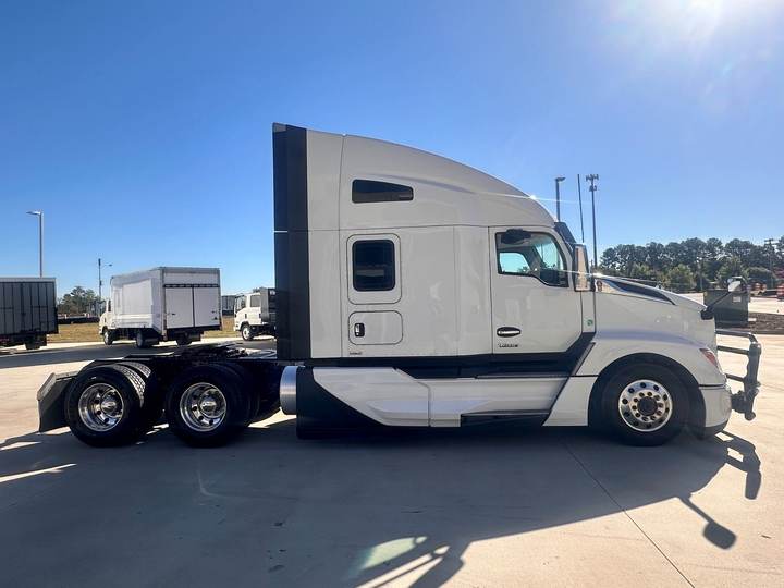 2023 Kenworth T680 76" Raised Roof Sleeper, exterior photo 2