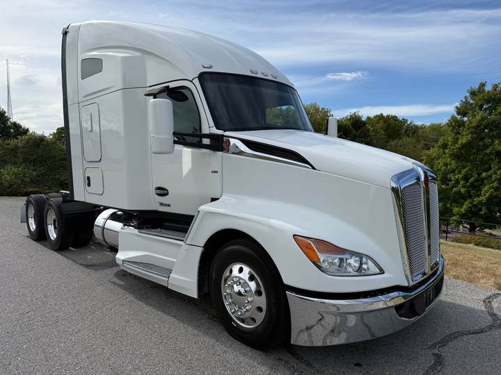 2023 Kenworth T680 76" Raised Roof Sleeper, exterior photo 1