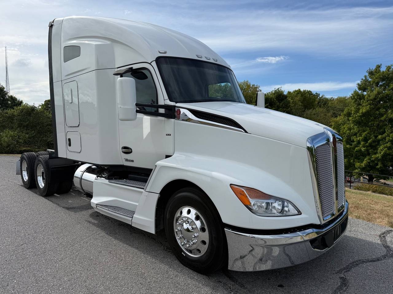 2023 Kenworth T680 76" Raised Roof Sleeper, exterior photo 1
