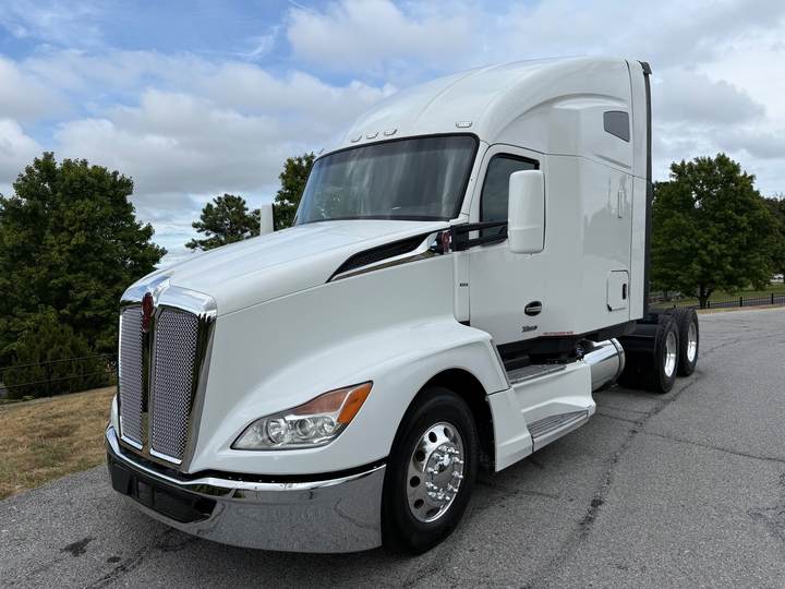 2023 Kenworth T680 76" Raised Roof Sleeper, exterior photo 2