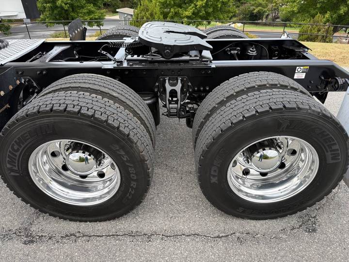 2023 Kenworth T680 76" Raised Roof Sleeper, exterior photo 3