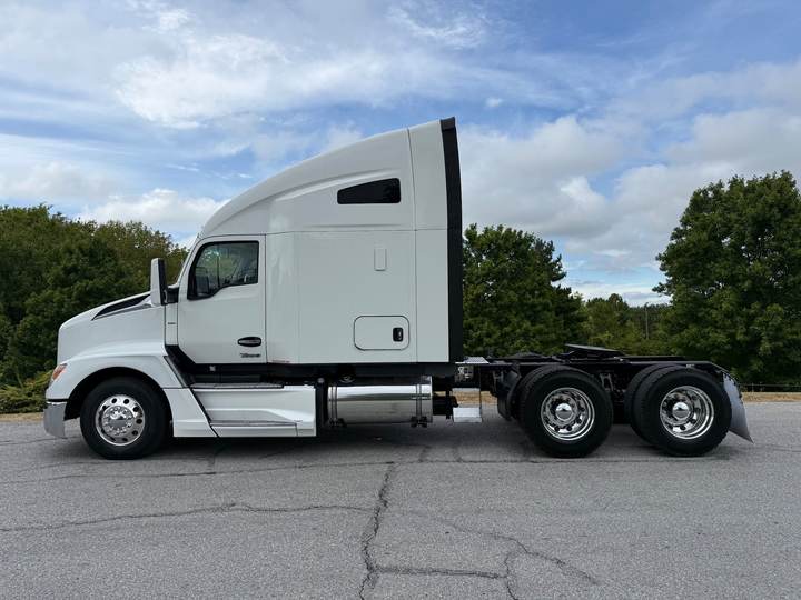2023 Kenworth T680 76" Raised Roof Sleeper, exterior photo 4