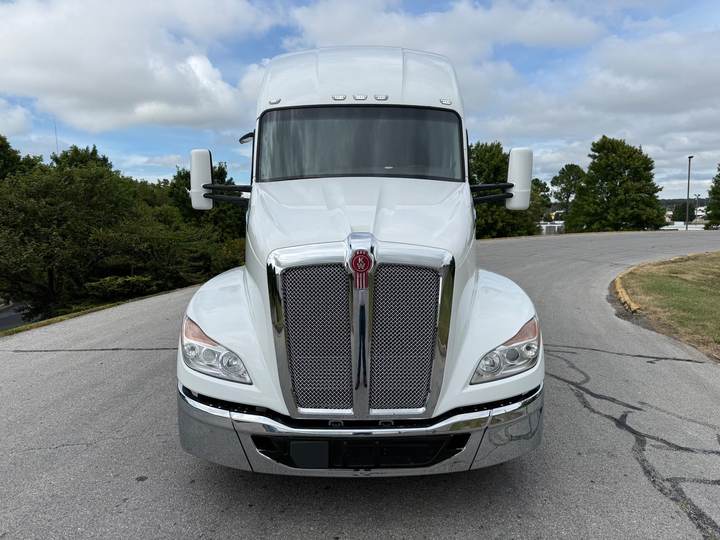 2023 Kenworth T680 76" Raised Roof Sleeper, exterior photo 5