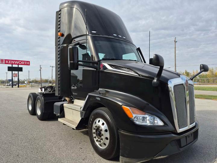 2023 Kenworth T680 Day Cab, exterior photo 1