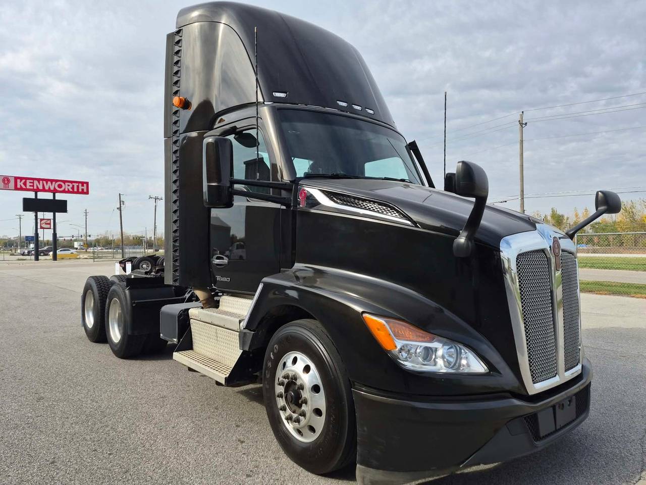 2023 Kenworth T680 Day Cab, exterior photo 1
