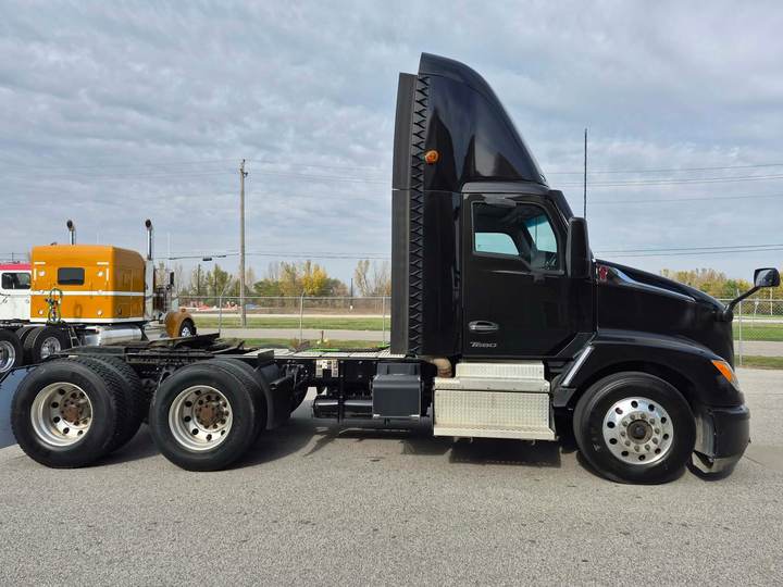 2023 Kenworth T680 Day Cab, exterior photo 4